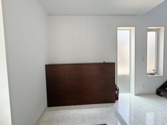 【中古戸建】高崎市飯塚町の玄関|■玄関｜ご家族の靴がたくさんしまえる下駄箱付き。お子様の靴がこれから増えても安心な大きさです。