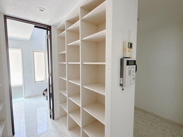 【中古戸建】高崎市飯塚町の収納|■収納｜1階書庫をご用意しております♪たくさんの本や物もしっかり収納できるので安心です♪