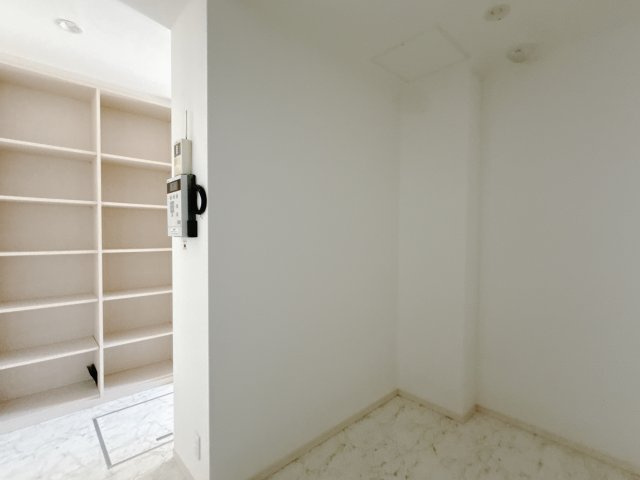 【中古戸建】高崎市飯塚町の収納|■収納｜書庫の裏には広いスペースをご用意しています♪こちらも収納としても、フリースペースとしても使用できます＾＾