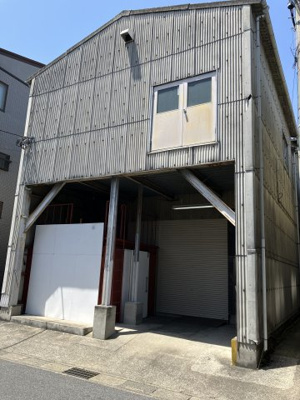 【外観】 | 栗原工場 | 手前の白い部分はオーナー使用
シャッター前に小型の車は止められます（現地確認してください）