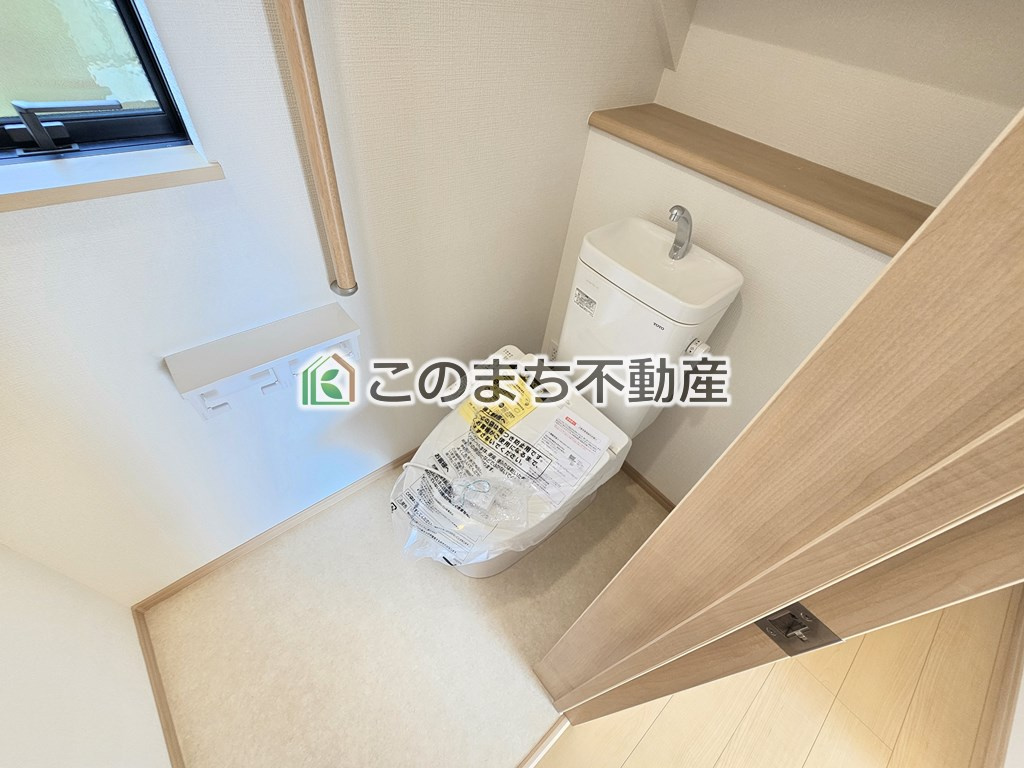 ハートフルタウン鹿沼市幸町1丁目206番のトイレ|同社施工物件の写真です。※建具やフローリング、その他仕様が違う場合がございます。