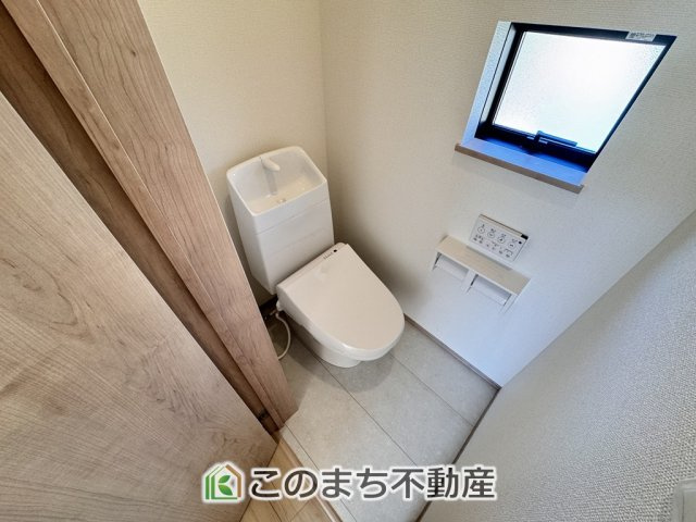 ハートフルタウン鹿沼市幸町1丁目206番のトイレ|同社施工物件の写真です。※建具やフローリング、その他仕様が違う場合がございます。