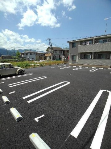 ガーデン　フィオーレ　Ⅱの駐車場