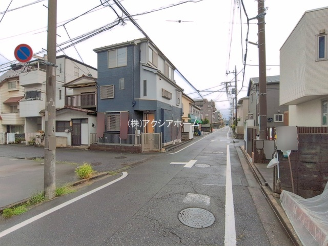 所沢市美原町3丁目　中古一戸建　～3階建て～　の前面道路含む現地写真