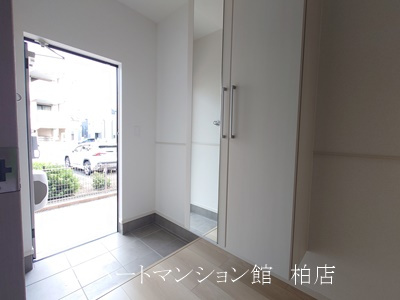 プルミエ・クリュＡの玄関|同施工会社、同型タイプです／※現況優先