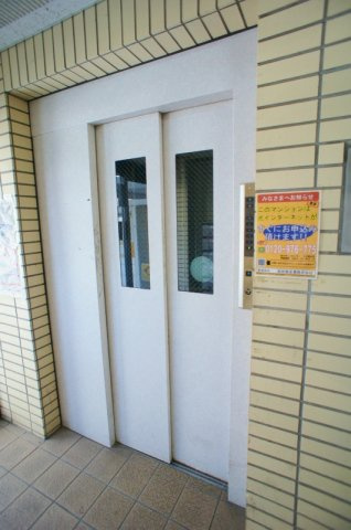 組坂ビルNo5【キャッシュバック対象物件】のエントランス|エレベーター付きです