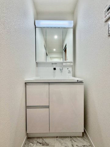 豊中グリーンハイツの独立洗面台|明るい三面鏡付きの洗面化粧台です！
洗面下には日用品もたっぷり収納できます！