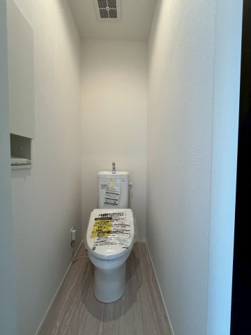 【仲介手数料無料】富士見市渡戸１３期―新築分譲住宅―限定1棟のトイレ|今や住まいの標準ともいえるシャワートイレ。衛生面への配慮はもちろん、使い心地にもこだわった設計で、毎日をより快適にしてくれます。