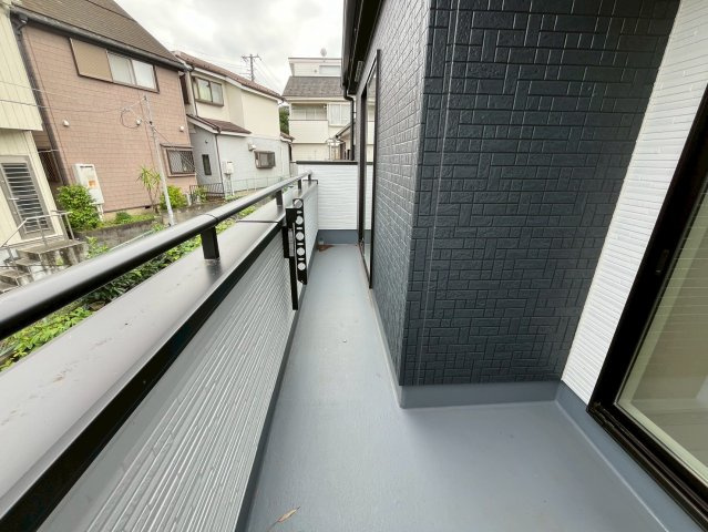 【仲介手数料無料】富士見市渡戸１３期―新築分譲住宅―限定1棟のバルコニー|バルコニーには、高さを変えられる物干し金物が設置されています。南向きバルコニーですので陽光がふんだんに差し込み、お洗濯物を気持ちよく乾かせそうです。