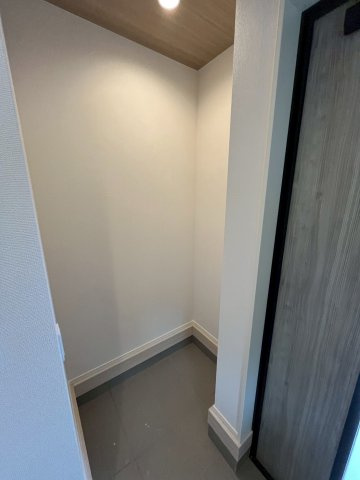 【仲介手数料無料】富士見市渡戸１３期―新築分譲住宅―限定1棟のその他|靴やアウトドア用品、ベビーカーなどをまとめて置ける便利な土間収納。玄関まわりがすっきり片付き、出入りもスムーズ。汚れ物も気兼ねなく収納できる実用的なスペースです。
