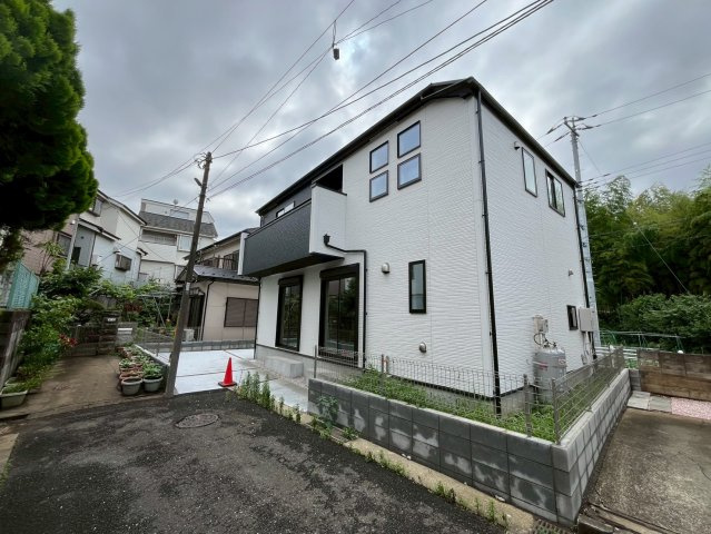 【仲介手数料無料】富士見市渡戸１３期―新築分譲住宅―限定1棟の前面道路含む現地写真|外観もお洒落なお住まい。住む人を映し出す洗練された佇まいは、いつまでも輝き続けながらいつしか街の風景に溶け込んでいきます。