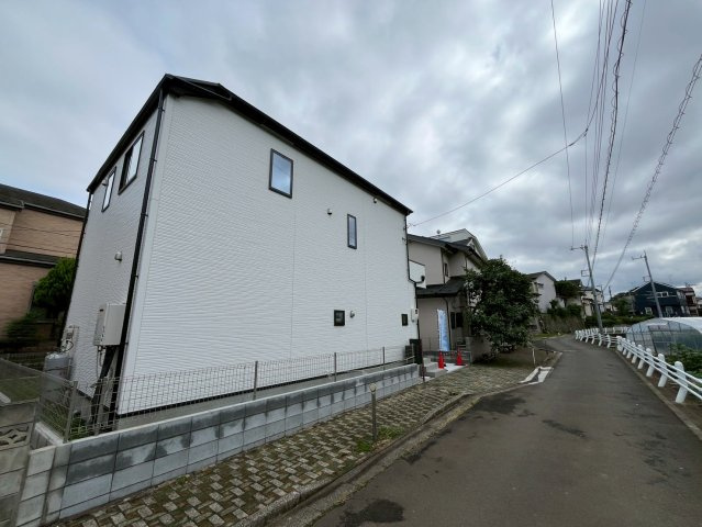 【仲介手数料無料】富士見市渡戸１３期―新築分譲住宅―限定1棟の前面道路含む現地写真|空間を豊かに表現する素敵な床、時間によってさまざまな陽光を映し出す大きな窓、住みやすさを追求した間取り等・・・拘りを持って造り上げた家は、流れる時間を豊かなものにしてくれます。