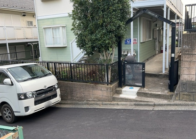 【外観】 | アイランドビレッジⅢ | 外観はマンション管理がされているかの目安になります。築年数が古いと、壁面は劣化してひび割れが生じることも！建物が古びていても細かいところが修繕されていると、きちんと管理されているなぁと感じるでしょう。