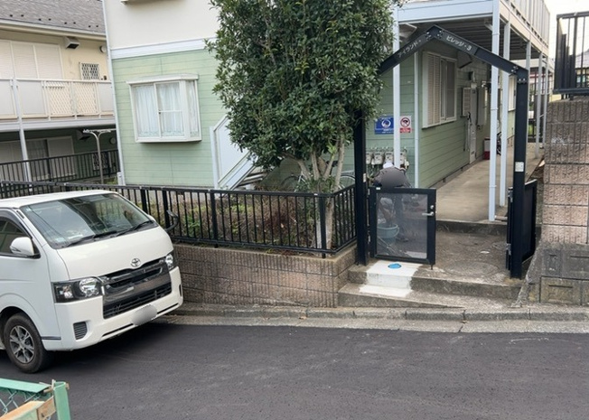 【外観】 | アイランドビレッジⅢ | 外観はマンション管理がされているかの目安になります。築年数が古いと、壁面は劣化してひび割れが生じることも！建物が古びていても細かいところが修繕されていると、きちんと管理されているなぁと感じるでしょう。