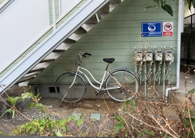 【駐車場】 | アイランドビレッジⅢ | 車一台あたりに必要なスペースは、標準サイズの普通自動車で横幅2m50cm、長さ5mは必要になります。ただし、乗降のことも考慮して横幅3m30cm、長さ5m50cmほどは確保できるところを選びましょう。