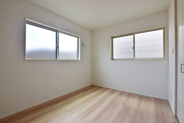武庫豊町3丁目新築戸建│3LDK+駐車1台可の子供部屋|-3階洋室5.7帖-
2面採光で採光・通風に優れた洋室で、自然光と風を取り入れやすく、心地よい住環境を実現しています。
