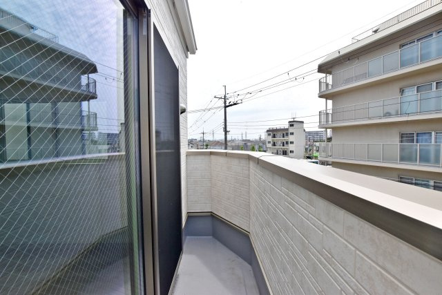 武庫豊町3丁目新築戸建│3LDK+駐車1台可のバルコニー|-3階バルコニー-
3階にもバルコニーを設けたゆとりある住まい。洗濯物を干す場所を分けたり、用途に合わせて使い分けができる便利な設計です。