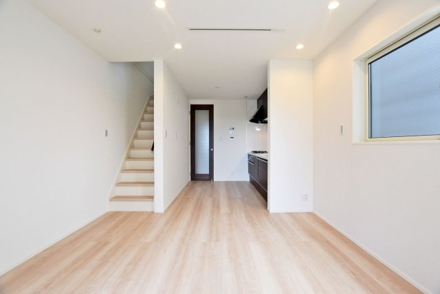 武庫豊町3丁目新築戸建│3LDK+駐車1台可の居間・リビング|ご家族がゆったりと寛げるちょうど良い広さのLDKです。ダイニングテーブルとソファセットを配置しても十分なゆとりがあり、お友達を招いても快適に過ごせる心地よい住空間となっています。