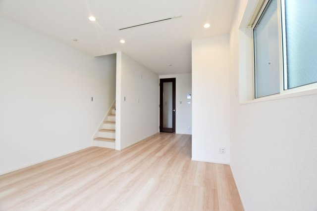 武庫豊町3丁目新築戸建│3LDK+駐車1台可のダイニング|木目のフローリングとやさしい色合いのクロスが調和した、温もりを感じられるリビング空間。シンプルな内装のため、お好みの家具やインテリアが美しく映えます。