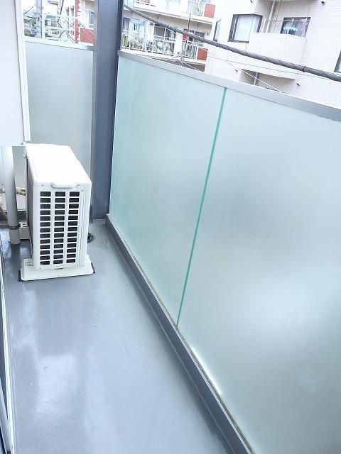 ルームス市川のバルコニー
