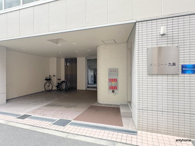 オンコート九条のエントランス