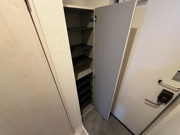 CRASTINE荒井2丁目の玄関