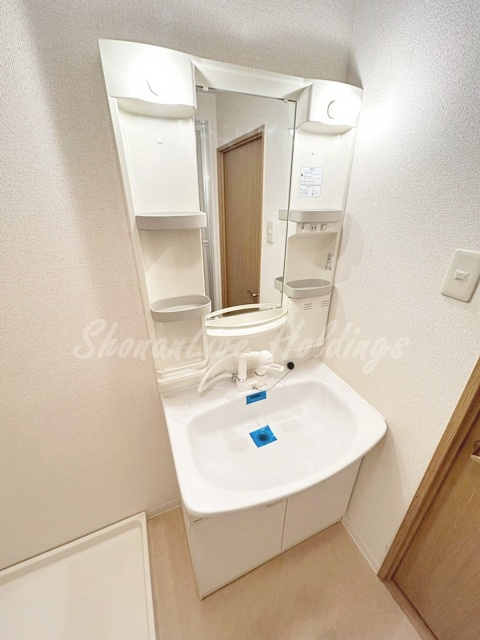 横浜市戸塚区上倉田町の賃貸マンションの洗面所|明るい洗面所です
※反転タイプ