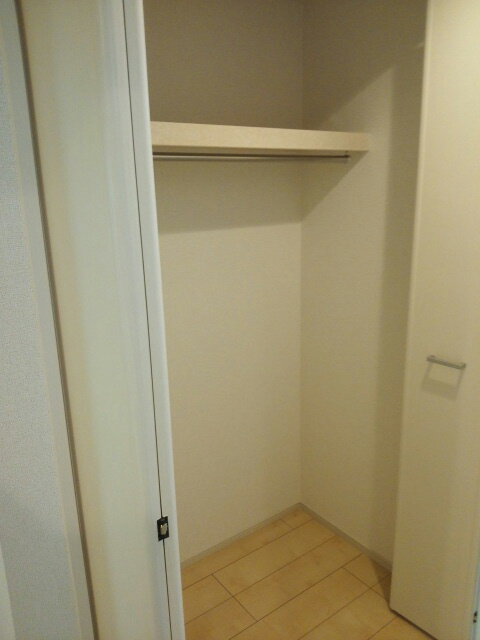 横浜市西区岡野２丁目の賃貸マンションの収納|ハンガーラック付きで楽々収納♪