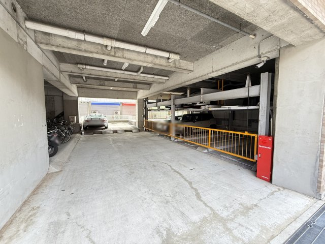 プレファランスコート弐番館の駐車場