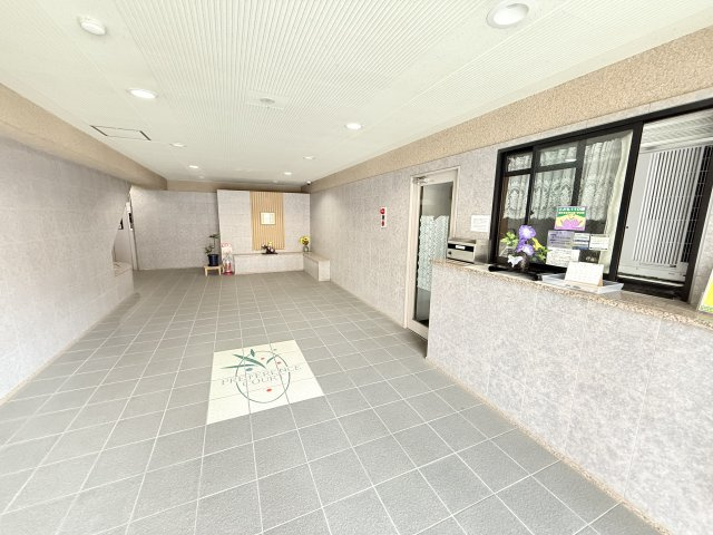 プレファランスコート弐番館のエントランス