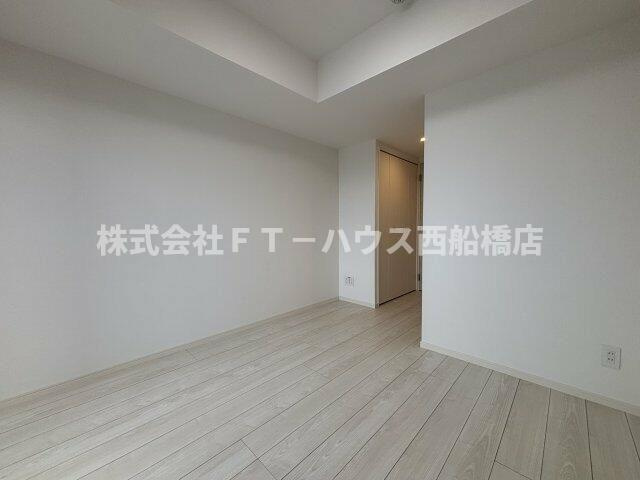 ケイディーエックスレジデンス原木中山の居間・リビング