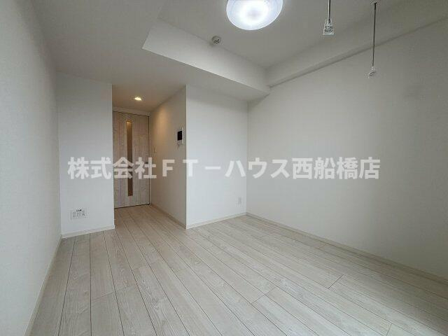 ケイディーエックスレジデンス原木中山の寝室