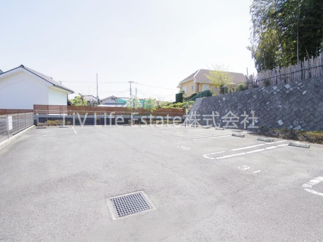 東大和市狭山３丁目のアパートの駐車場