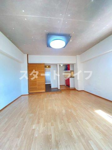 大阪市淀川区十三東３丁目の賃貸マンションの収納
