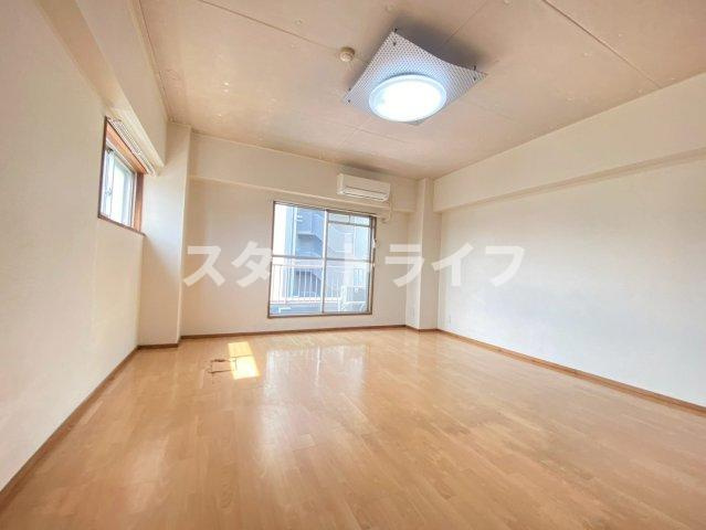 大阪市淀川区十三東３丁目の賃貸マンションの居間・リビング