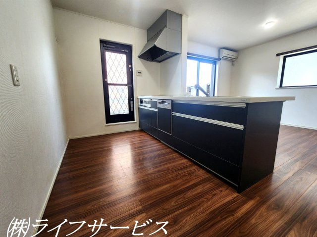 【キッチン】 | 瑞光２丁目中古戸建 | システムキッチン／勝手口あり！換気やちょっとしたゴミの出し入れに便利です！