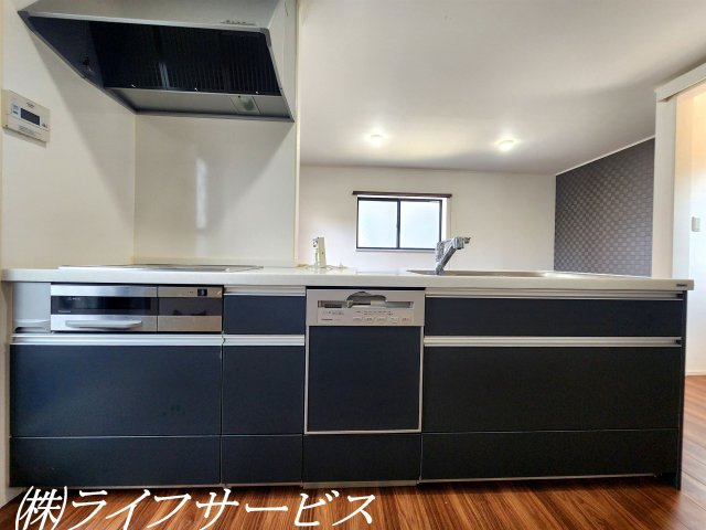 【キッチン】 | 瑞光２丁目中古戸建 | システムキッチン／勝手口あり！ＩＨクッキングヒーター＆ビルトイン食洗機搭載の機能的なキッチン！