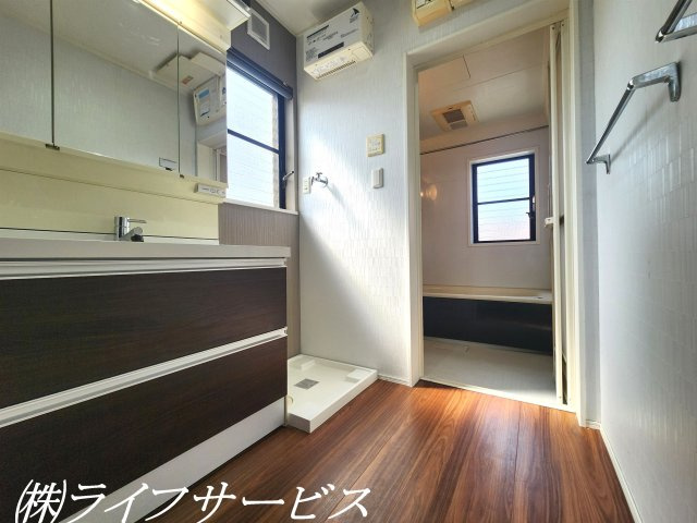 【洗面所】 | 瑞光２丁目中古戸建 | 洗面室／窓有！明るい日差しが差し込む洗面室！