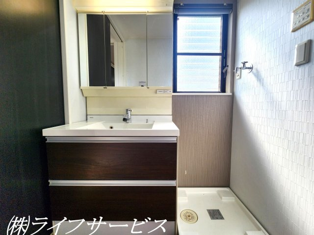 【洗面所】 | 瑞光２丁目中古戸建 | 洗面室には換気に便利な窓有！