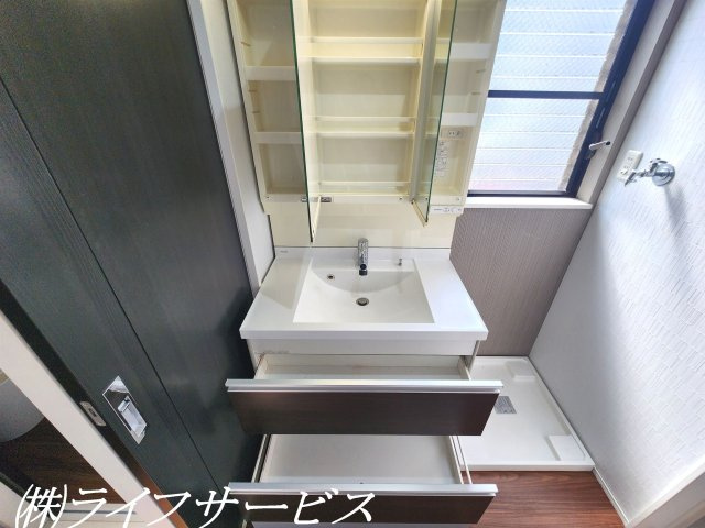 【洗面所】 | 瑞光２丁目中古戸建 | 三面鏡タイプの洗面化粧台／小物類の収納充実しています！
