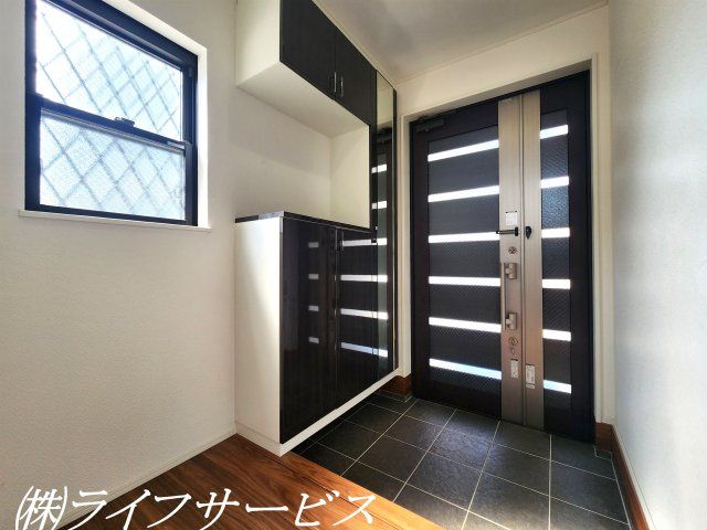 【玄関】 | 瑞光２丁目中古戸建 | 玄関／天井高のシューズボックス有・明るい玄関です！