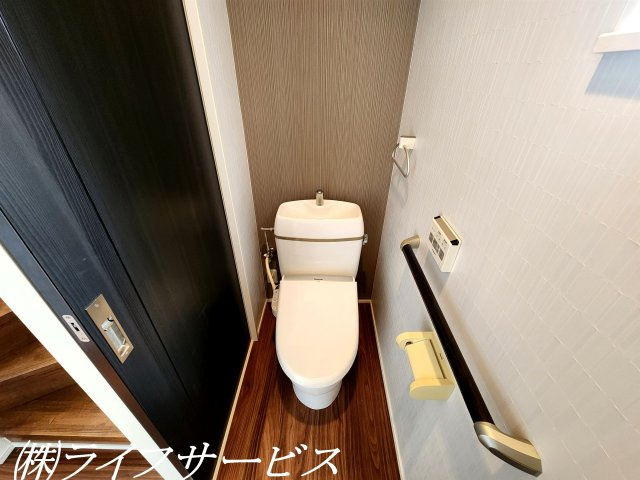 【トイレ】 | 瑞光２丁目中古戸建 | １階／温水洗浄便座付トイレ