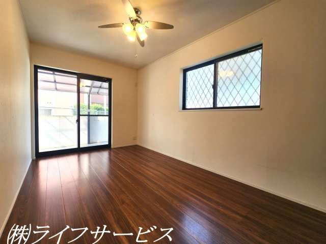 【洋室】 | 瑞光２丁目中古戸建 | １階洋室7.5帖／ワイドクローゼットあり！
