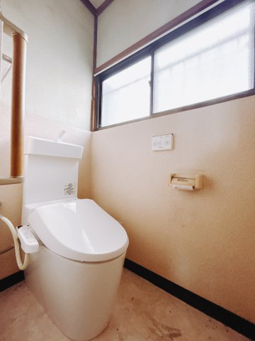 【中古戸建】足利市寺岡町のトイレ|■トイレ｜シャワー付きトイレを完備。自然光が入る落ち着いた空間です。ついつい長居してしまいますね♪