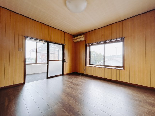【中古戸建】足利市寺岡町の洋室|■洋室｜ナチュラルカラーの床です。模様替えなどとても楽しく工夫できます♪陽当たり、風通しもとても良いので毎日快適な生活スタートです！