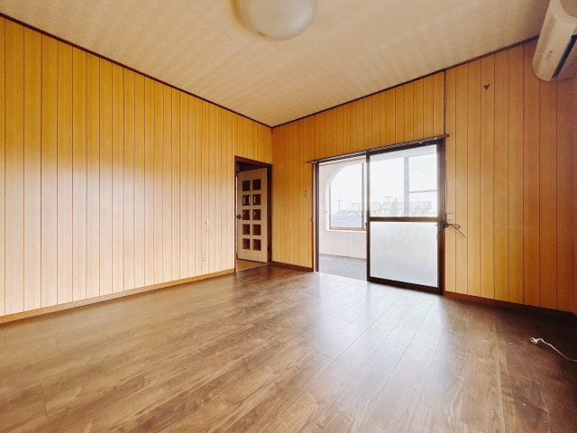 【中古戸建】足利市寺岡町の洋室|■洋室｜ほっと安らぐ落ち着いたナチュラルな色合い。ウッドの質感でお部屋も心もやさしいぬくもりに包まれます。明るい日差しが降り注ぐお部屋に、居心地の良さを感じます♪
