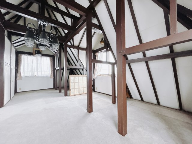 【中古戸建】足利市寺岡町の洋室|■洋室｜南の窓から柔らかな陽射しが心地よく差し込むお部屋。休日はゆったりとした時間を過ごせそうですね。
