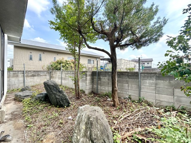 【中古戸建】足利市寺岡町の庭|■庭｜ちょっとしたガーデニングや家庭菜園を楽しめる庭スペースがあり、日々の暮らしに彩りをプラスしてくれます。外構や植栽の計画次第で、リゾートのような非日常間のある空間づくりも可能です♪