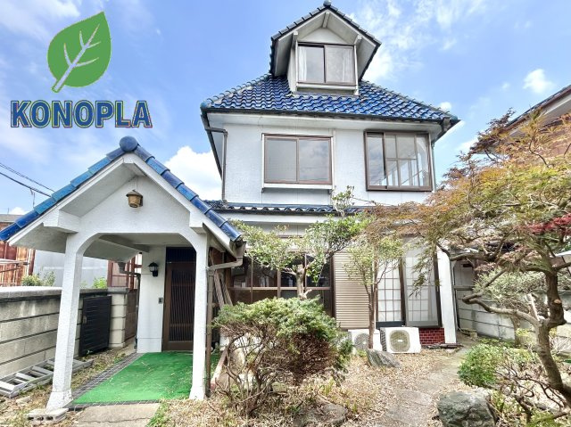 【中古戸建】足利市寺岡町の外観|■外観｜昼は青空に、夕暮れ時はやわらかな光に映える美しい外壁です。スブルーの屋根が可愛らしい住まいです♪