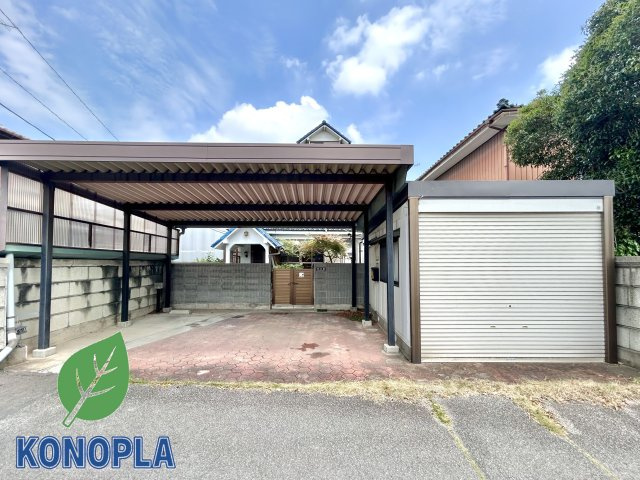 【中古戸建】足利市寺岡町の間取り|■外観｜愛車を雨や雹、鳥の糞などから守ることができる嬉しいカーポート付き♪